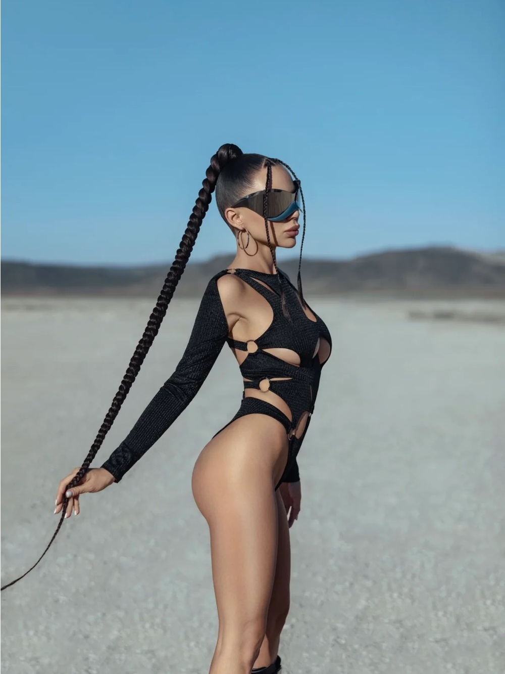 Black Cutout One-Piece Swimsuit - Sleek High-Cut Design - Picture 3 of 6